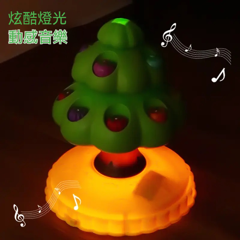 【會旋轉的啄木鳥果樹玩具來了！】果樹上長慢了成熟的果子，讓寶寶拿起手中啄木鳥來摘果子吧✅360度旋轉+迷你燈光音樂✅趣味無限✅磁吸啄木鳥✅安全材質無異味