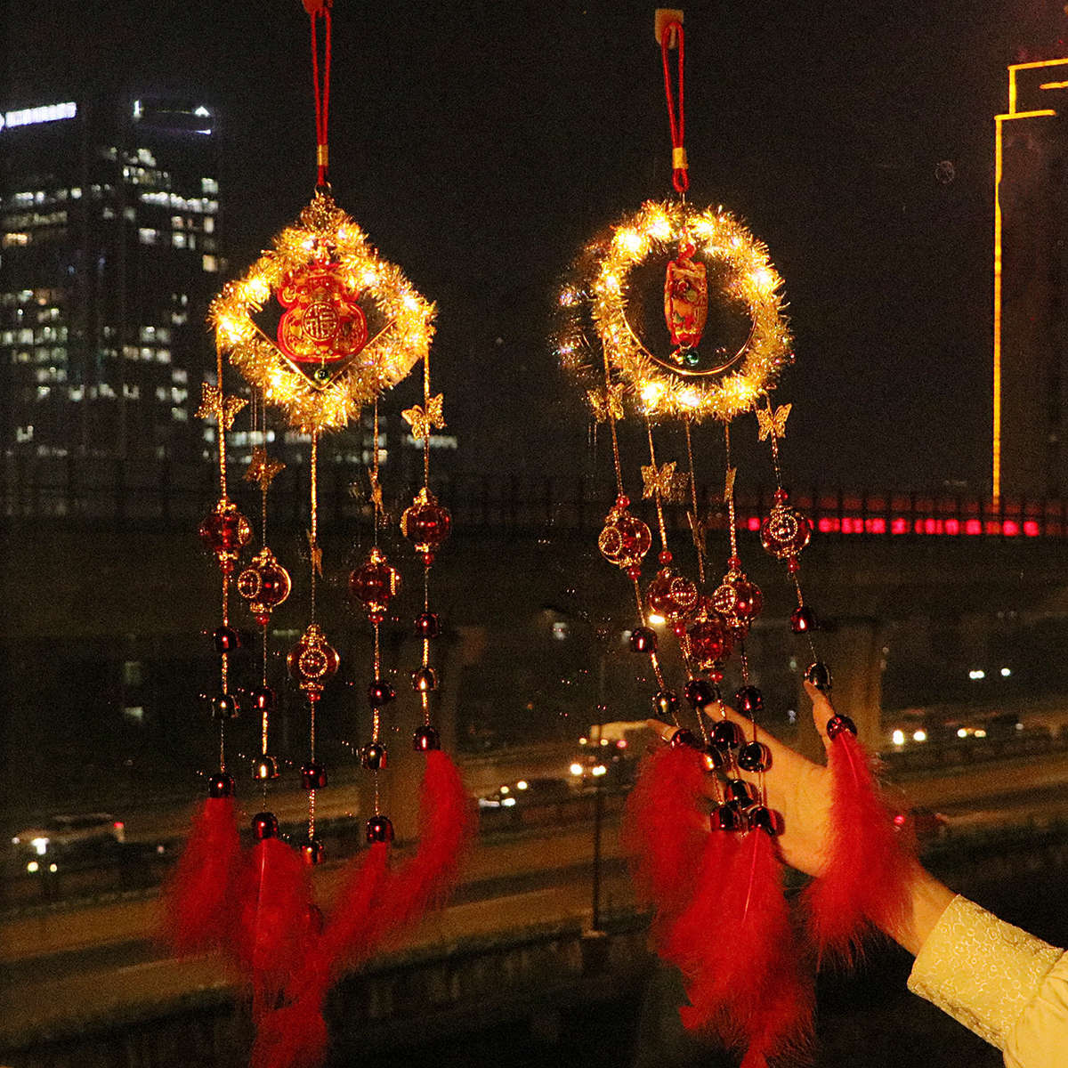 2026年新年發光鈴鐺掛件✅發光設計 | 晃動時亮燈超好看✅圓方雙造型 | 圓滿團圓/方正穩健✅除夕掛門招財佈局 | 開店掛櫃檯引客鈴