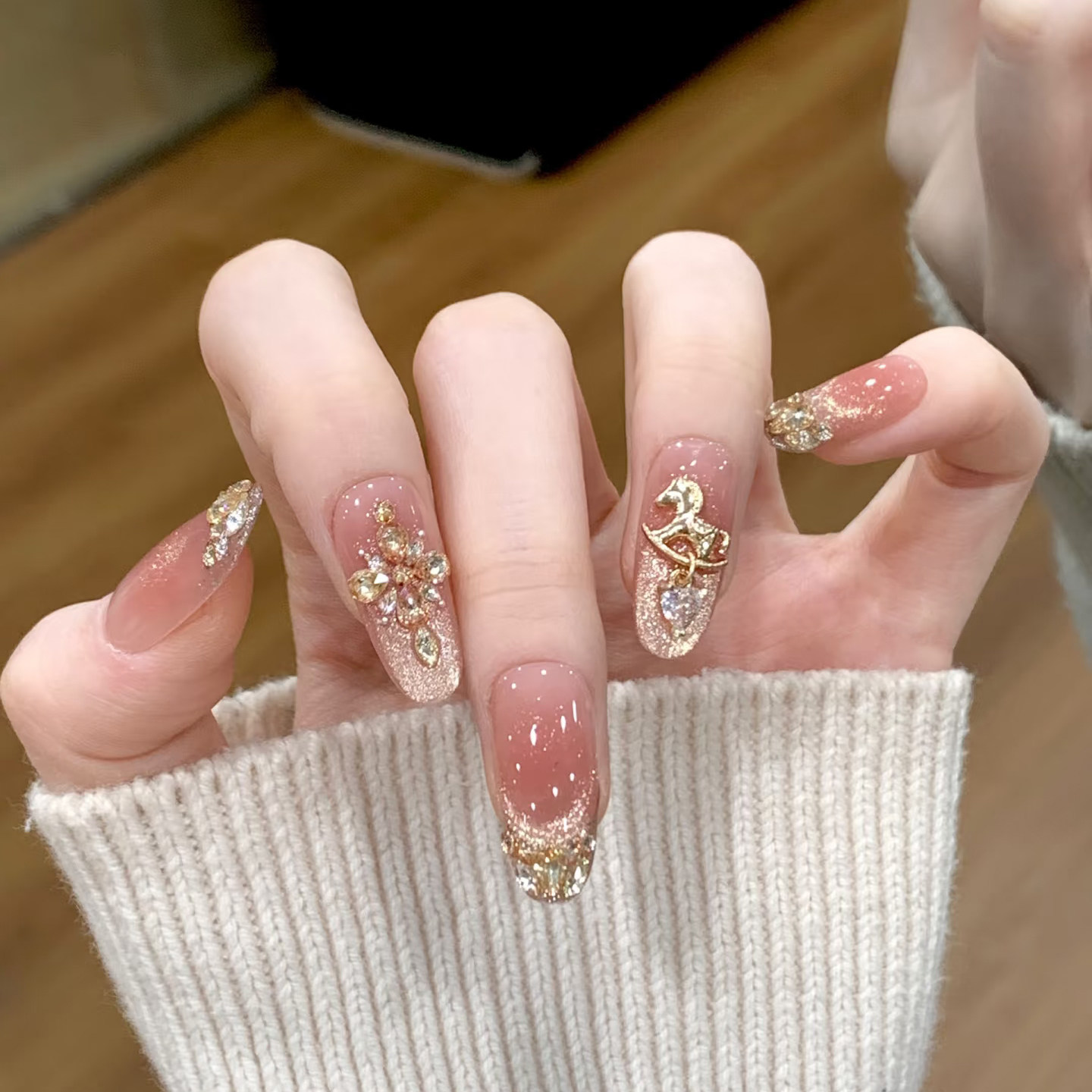 【馬上有錢花】2026開運穿戴甲・立體金馬踏碎鑽・手動綻放新春富貴光譜