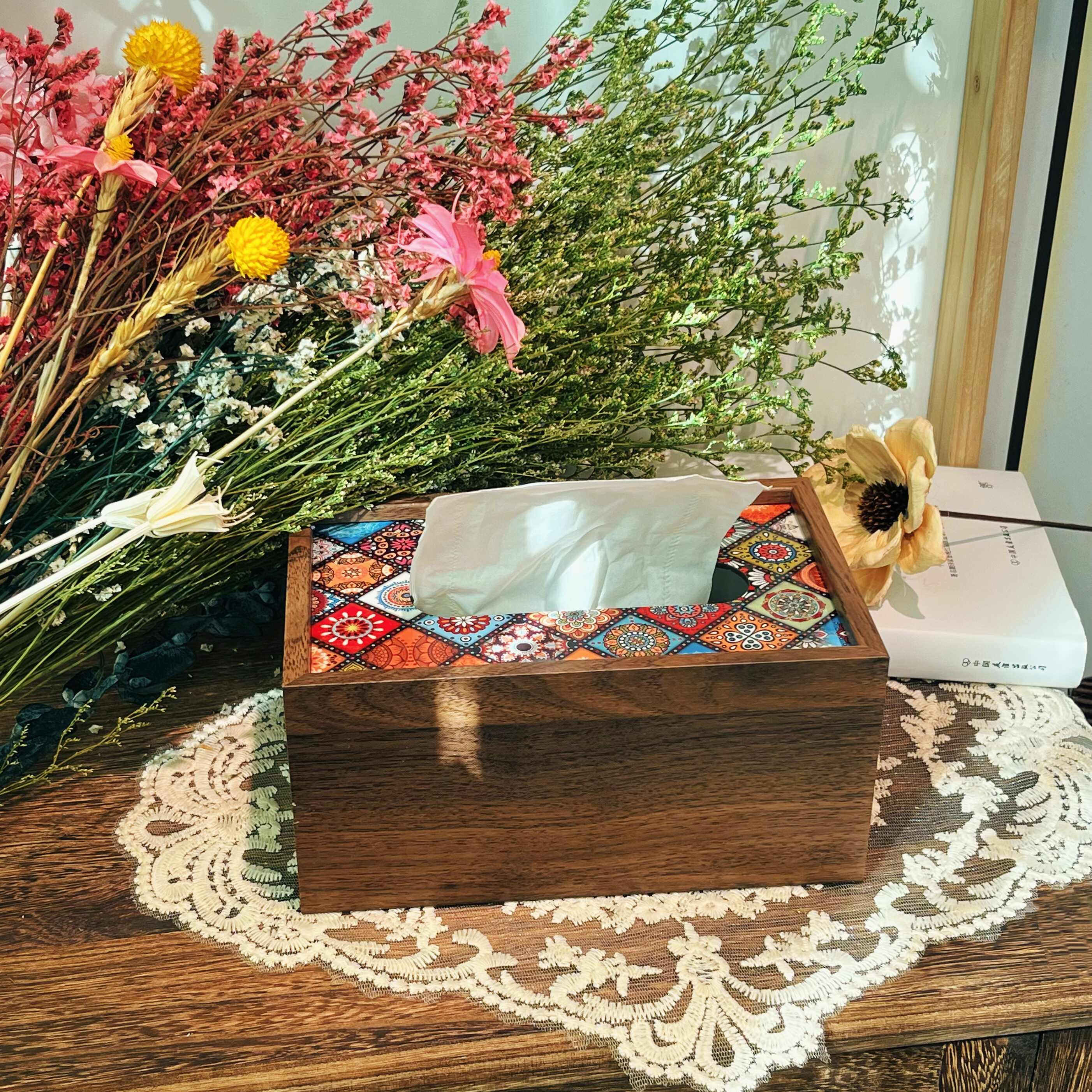 茶几上那包隨手亂放的衛生紙，毀了你精心佈置的客廳？這個「波西米亞木盒」讓紙巾收納成為空間焦點！