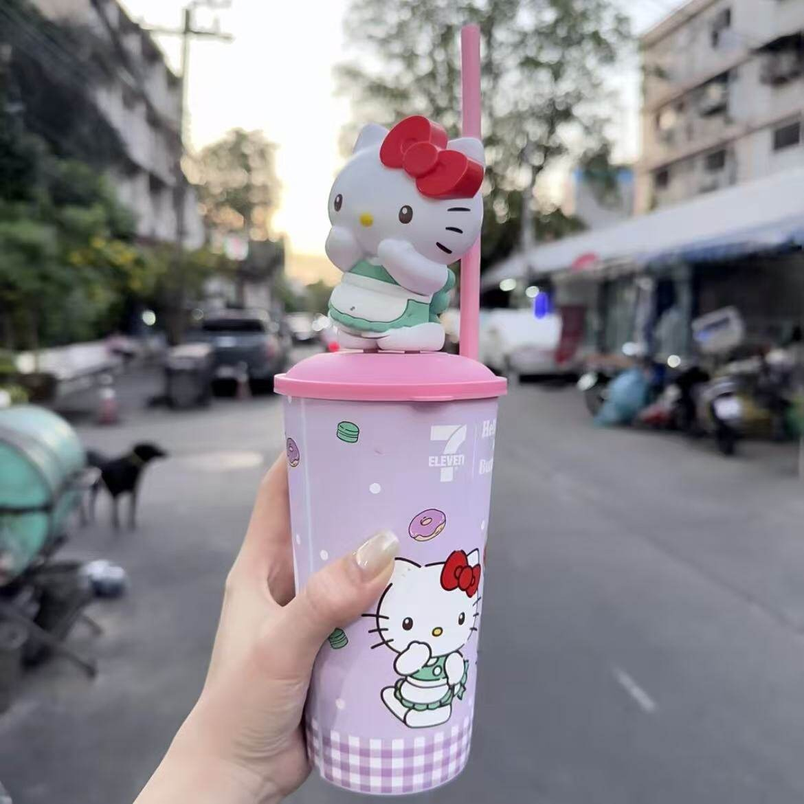 KT貓吸管杯（KT貓高顏值夏天飲料杯／冷飲杯／女生少女心必備）✅ 正版KT圖案 → 經典蝴蝶結＋超萌貓臉，滿滿少女心，KT控必收 ✅ 透明杯身，高顏值設計 → 裝果汁、奶茶、氣泡飲都超看，拍照打卡必備 ✅ 附吸管，好飲用超方便 → 夏天喝冰飲不用開蓋，吸管一插就喝，懶人最愛