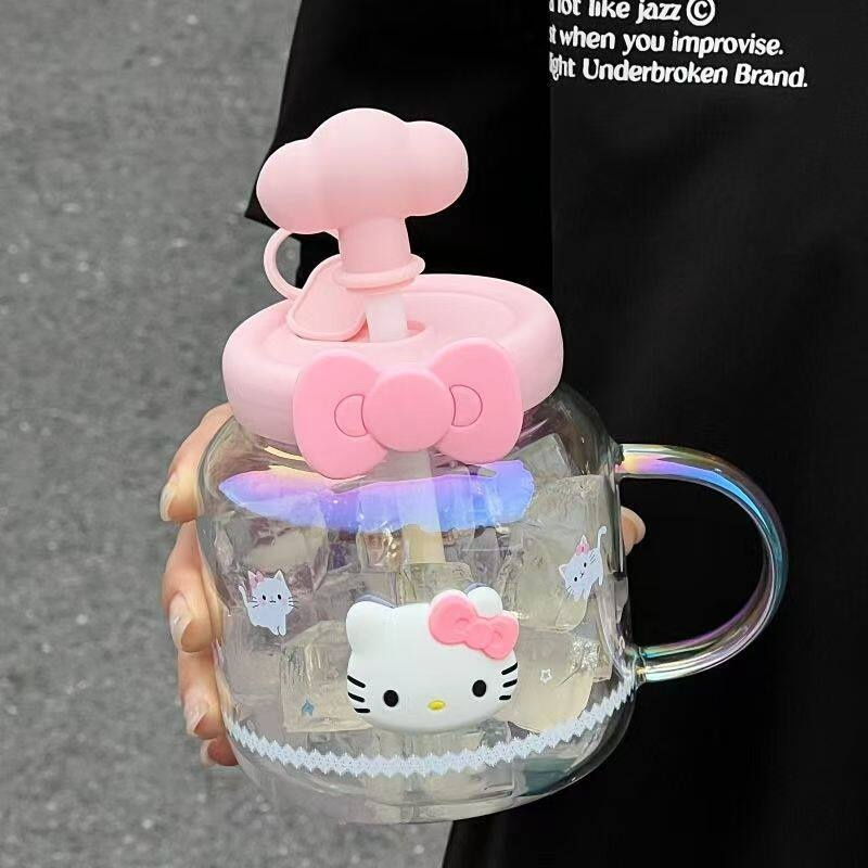 可愛女生手柄水杯｜高顏值桌面泡茶玻璃杯（少女耐熱吸管杯／禮物）✅ 高硼矽耐熱玻璃 ? → 耐瞬間溫差，可裝冰塊、熱茶 ✅ 附手柄，好拿不燙手 ✋ → 舒適握感，防滑設計 ✅ 吸管蓋設計 ? → 附吸管，飲用方便，蓋子防塵 ✅ 高顏值可愛造型 ? → 多種花色（小貓、花朵、愛心等），少女心噴發